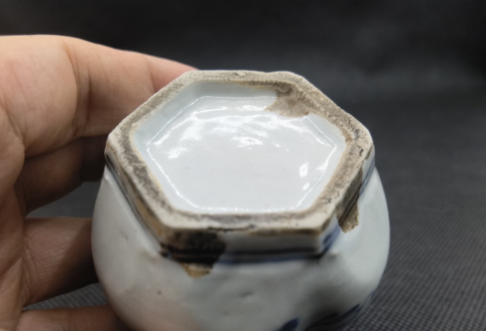 古玩陶瓷青花花卉紋貼塑人物水盂拍賣，當前價格198元