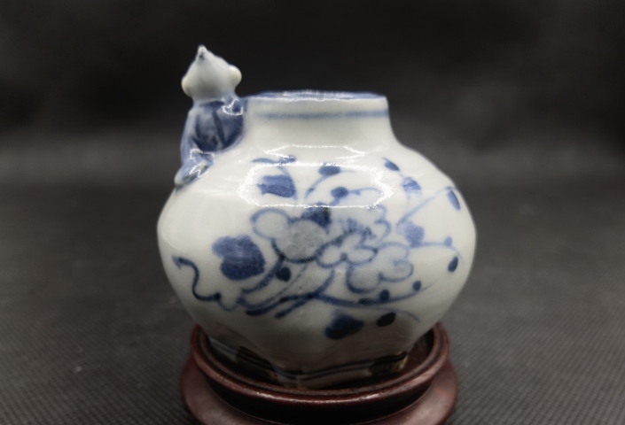 古玩陶瓷青花花卉紋貼塑人物水盂拍賣，當前價格198元