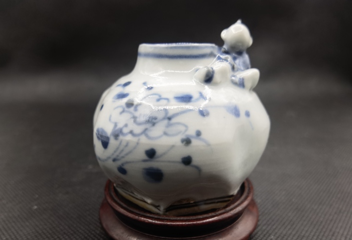 古玩陶瓷青花花卉紋貼塑人物水盂拍賣，當前價格198元