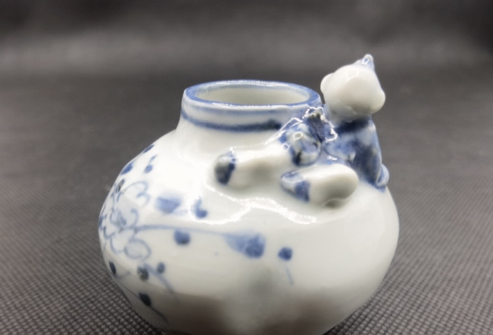 古玩陶瓷青花花卉紋貼塑人物水盂拍賣，當前價格198元