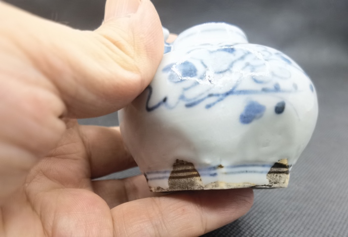 古玩陶瓷青花花卉紋貼塑人物水盂拍賣，當前價格198元