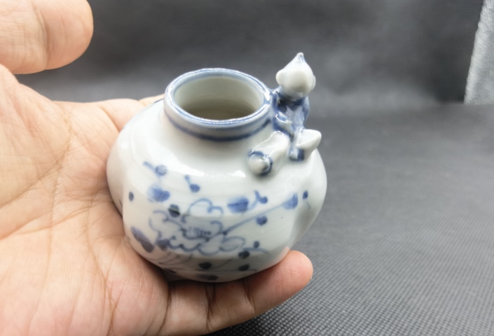 古玩陶瓷青花花卉紋貼塑人物水盂拍賣，當前價格198元