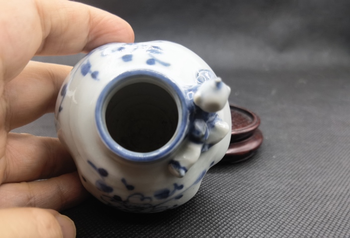 古玩陶瓷青花花卉紋貼塑人物水盂拍賣，當前價格198元