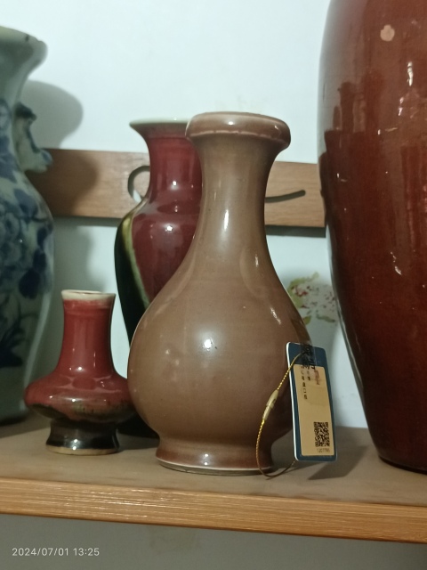 古玩陶瓷嘉慶霽紅釉盤口瓶拍賣,當(dāng)前價(jià)格6900元