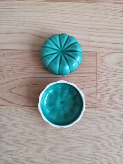 古玩陶瓷瓜棱青釉蓋盒拍賣，當前價格220元