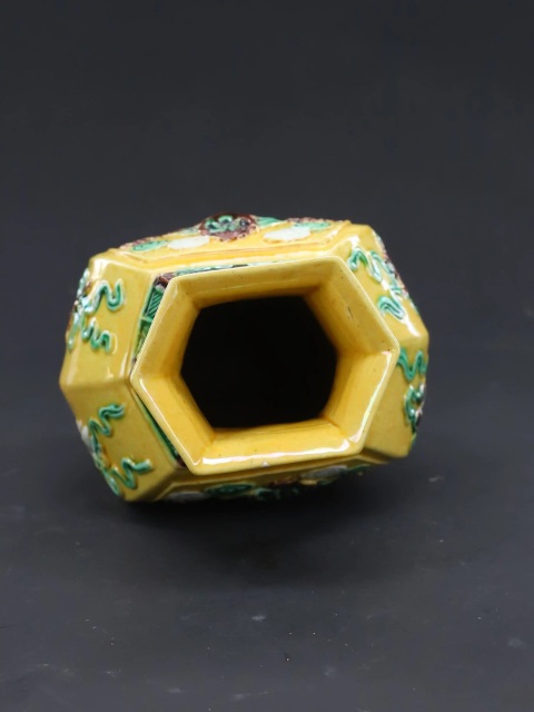 古玩陶瓷魚龍變化素三彩六方瓶拍賣，當前價格2800元
