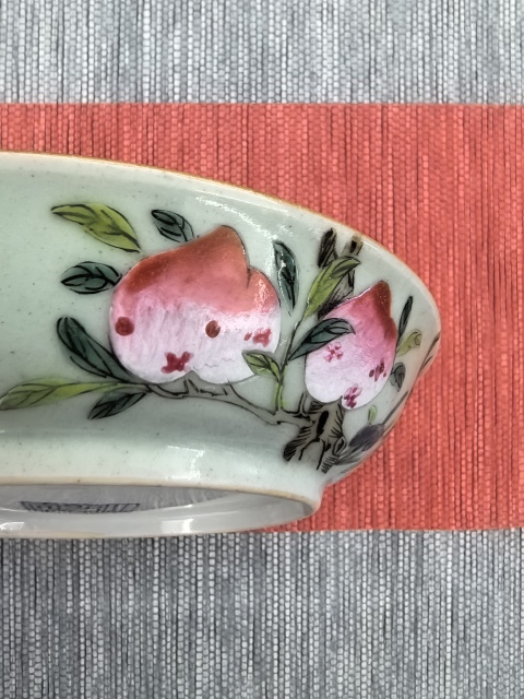 古玩陶瓷乾隆本朝款豆青釉粉彩過枝壽桃盤拍賣，當前價格28888元