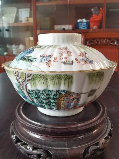 古玩陶瓷粉彩漁家樂紋菊瓣形蓋碗拍賣，當前價格14000元