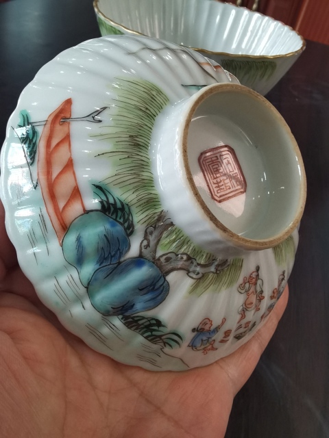 古玩陶瓷粉彩漁家樂紋菊瓣形蓋碗拍賣，當前價格14000元