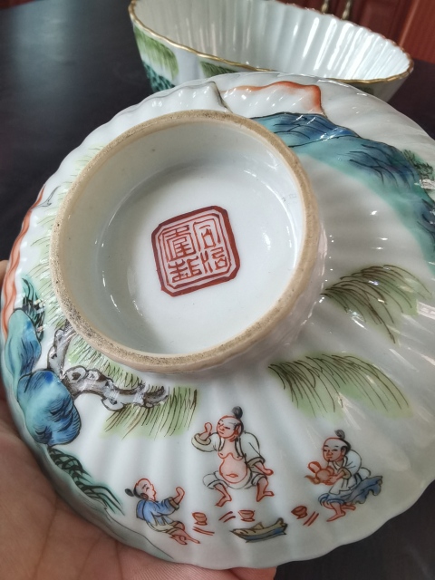 古玩陶瓷粉彩漁家樂紋菊瓣形蓋碗拍賣，當前價格14000元