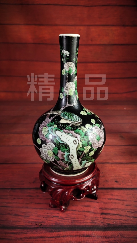 域鉴古玩】【名品墨地素三彩】牡丹花鸟纹天球瓶拍卖价格/图片/值