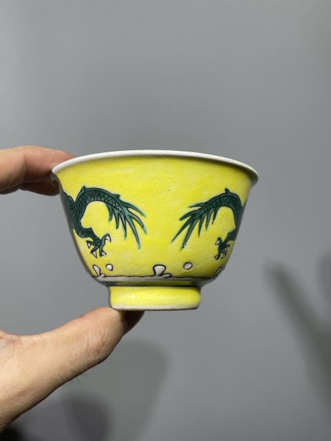 古玩陶瓷清末民初黃地素三彩雙龍戲珠紋壓手杯拍賣，當前價格1888元