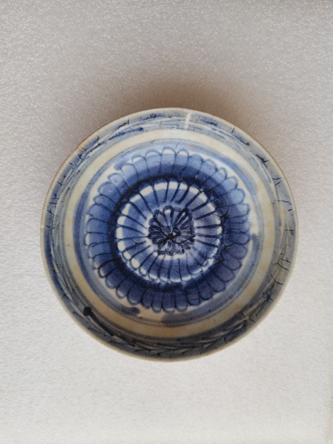 古玩陶瓷青花菊花圖盤拍賣，當(dāng)前價(jià)格0元