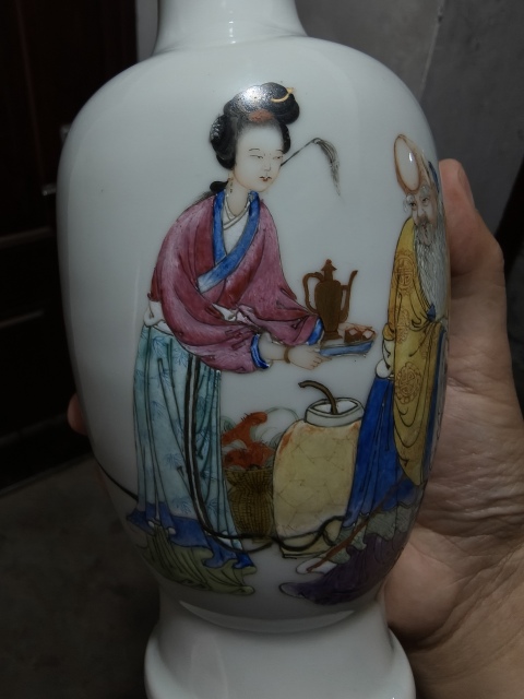 古玩陶瓷粉彩麻姑獻壽圖撇口瓶拍賣,當前價格8000元