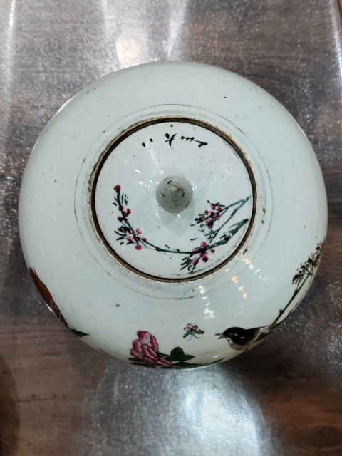 古玩陶瓷“景鎮(zhèn)官窯內(nèi)造”款粉彩三多花鳥(niǎo)罐拍賣(mài),當(dāng)前價(jià)格2600元