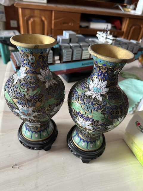 古玩陶瓷景泰藍雕花卉紋花瓶一對拍賣,當前價格1200元