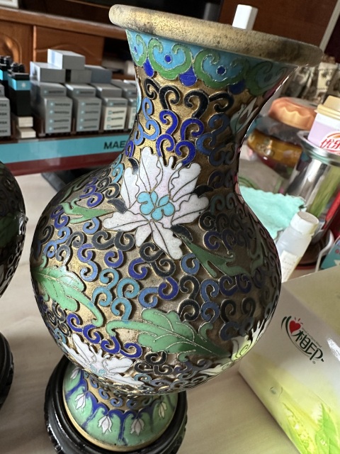 古玩陶瓷景泰藍雕花卉紋花瓶一對拍賣,當前價格1200元