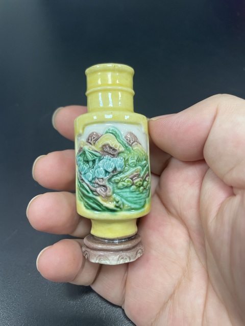 古玩陶瓷清末民初·黃地素三彩堆塑山水人物紋小棒槌瓶拍賣，當前價格980元