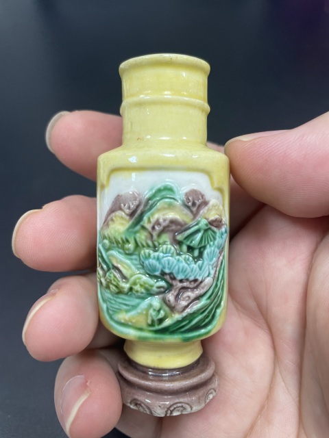 古玩陶瓷清末民初·黃地素三彩堆塑山水人物紋小棒槌瓶拍賣，當前價格980元