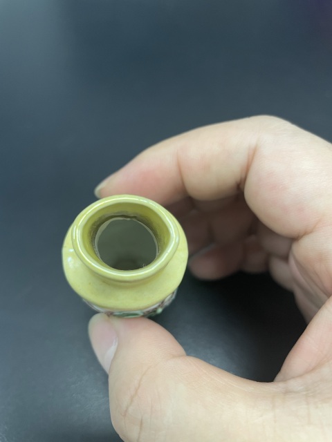 古玩陶瓷清末民初·黃地素三彩堆塑山水人物紋小棒槌瓶拍賣，當前價格980元