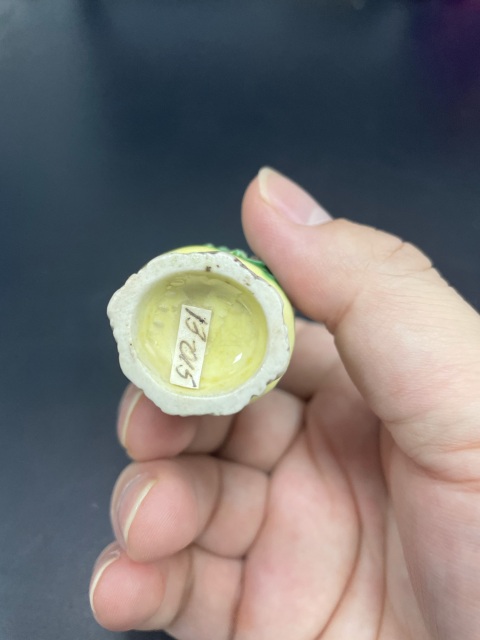 古玩陶瓷清末民初·黃地素三彩堆塑山水人物紋小棒槌瓶拍賣，當前價格980元