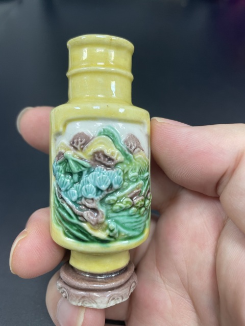 古玩陶瓷清末民初·黃地素三彩堆塑山水人物紋小棒槌瓶拍賣，當前價格980元