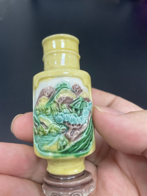 古玩陶瓷清末民初·黃地素三彩堆塑山水人物紋小棒槌瓶拍賣，當前價格980元
