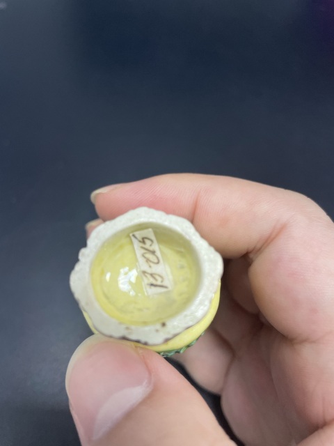 古玩陶瓷清末民初·黃地素三彩堆塑山水人物紋小棒槌瓶拍賣，當前價格980元
