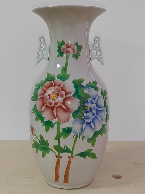 古玩陶瓷牡丹紋竹絲刷花雙耳撇口瓶拍賣,當前價格400元