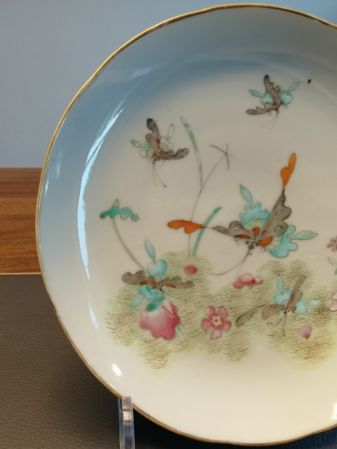 古玩陶瓷清晚·粉彩蝶戀花紋盤真品鑒賞圖