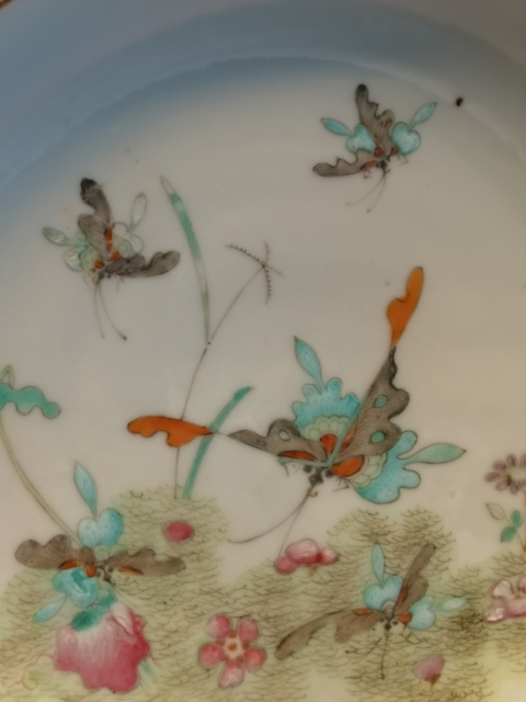 古玩陶瓷清晚·粉彩蝶戀花紋盤真品鑒賞圖