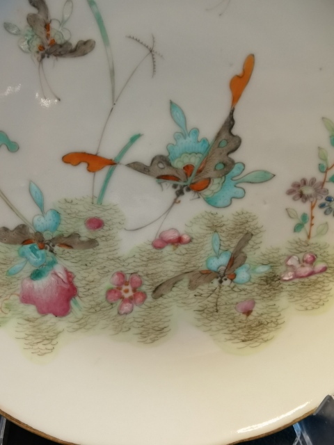古玩陶瓷清晚·粉彩蝶戀花紋盤真品鑒賞圖