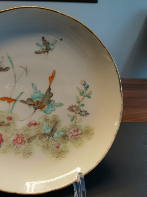 古玩陶瓷清晚·粉彩蝶戀花紋盤真品鑒賞圖
