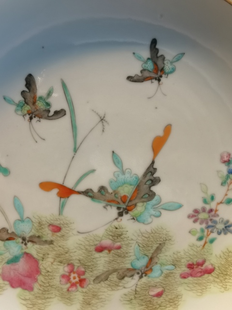 古玩陶瓷大清同治年製官窯本朝款粉彩蝶戀花紋盤拍賣,當前價格2980元