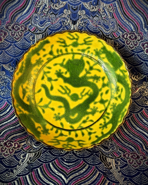 古玩陶瓷【御窯官窯】清光緒嬌黃地綠彩暗刻龍紋花口盤拍賣,當前價格59800元