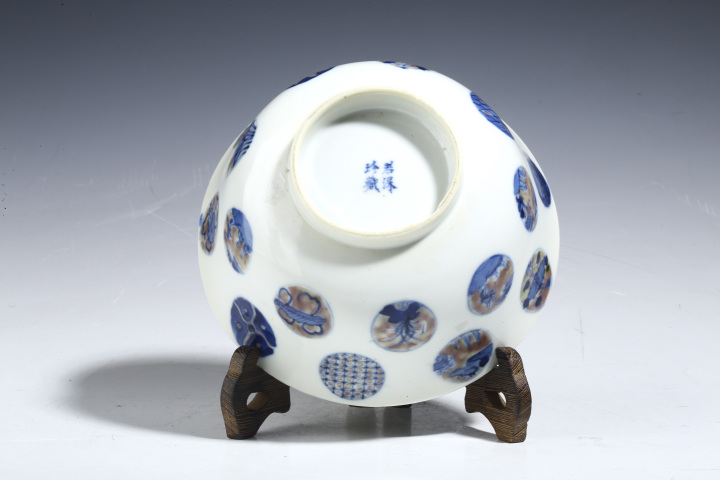 古玩陶瓷晚清·青花釉里紅皮球花紋碗拍賣,當(dāng)前價(jià)格4600元