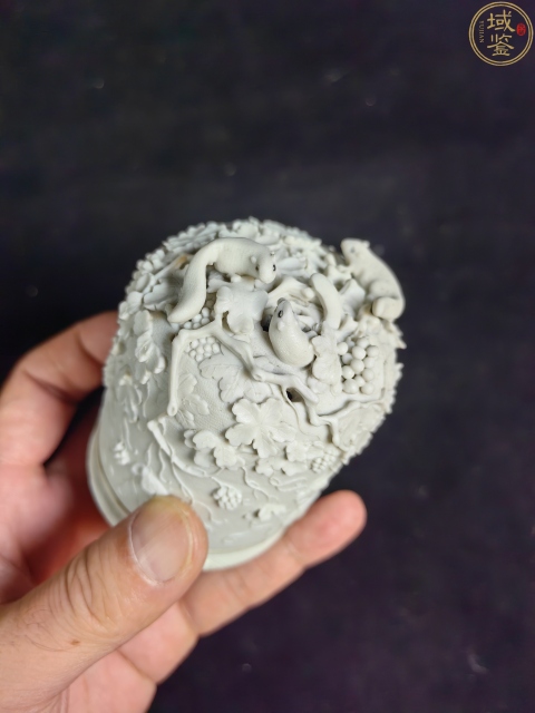 古玩陶瓷清末雕瓷松鼠葡萄紋糊斗(全美品)拍賣，當前價格18888元