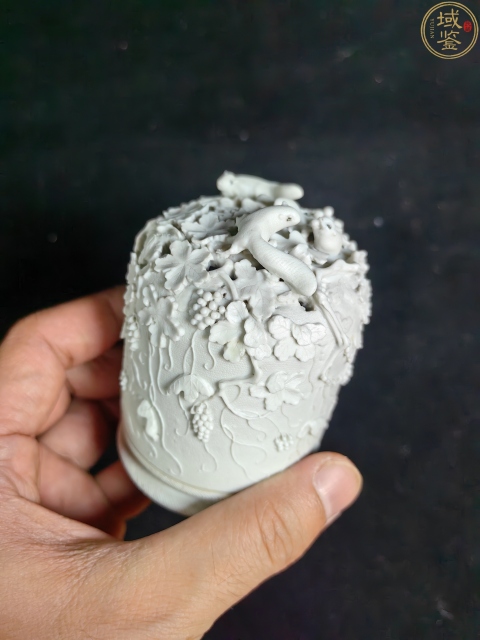 古玩陶瓷清末雕瓷松鼠葡萄紋糊斗(全美品)拍賣，當前價格18888元