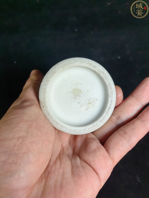 古玩陶瓷清末雕瓷松鼠葡萄紋糊斗(全美品)拍賣，當前價格18888元