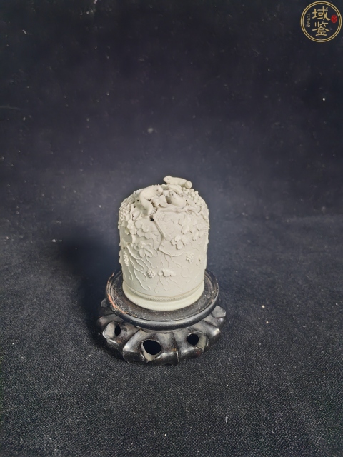 古玩陶瓷清末雕瓷松鼠葡萄紋糊斗(全美品)拍賣，當前價格18888元