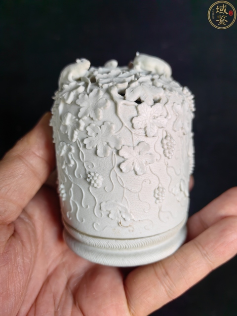 古玩陶瓷清末雕瓷松鼠葡萄紋糊斗(全美品)拍賣，當前價格18888元