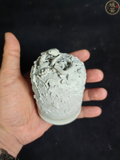古玩陶瓷清末雕瓷松鼠葡萄紋糊斗(全美品)拍賣，當前價格18888元