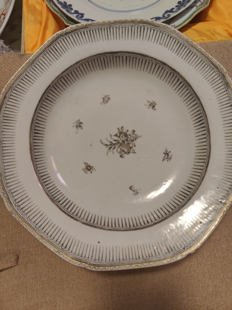 古玩陶瓷乾隆·彩繪花卉紋盤真品鑒賞圖