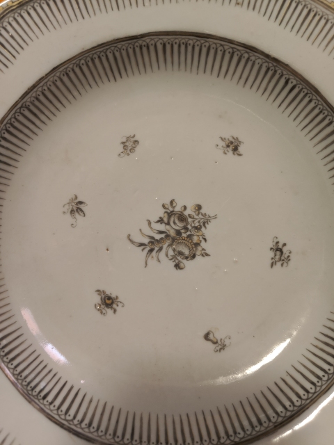 古玩陶瓷乾隆·彩繪花卉紋盤真品鑒賞圖