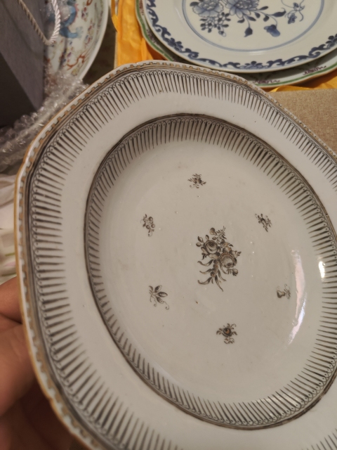 古玩陶瓷乾隆·彩繪花卉紋盤真品鑒賞圖