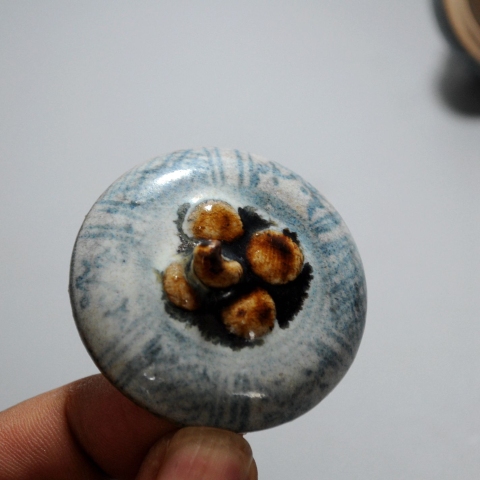 古玩陶瓷明中期青花花卉紋香丸盒拍賣,當前價格998元