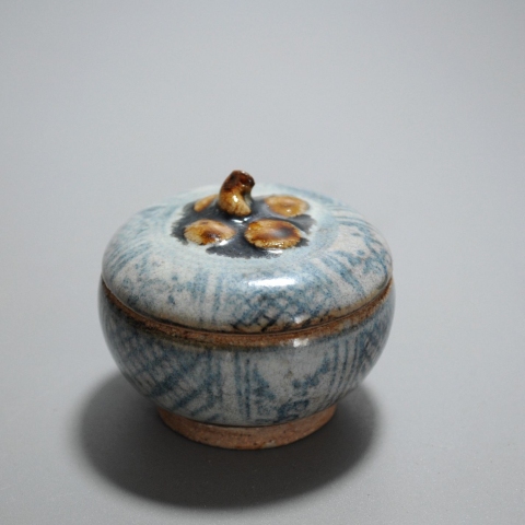 古玩陶瓷明中期青花花卉紋香丸盒拍賣,當前價格998元