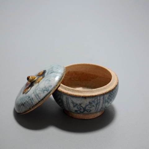 古玩陶瓷明中期青花花卉紋香丸盒拍賣,當前價格998元