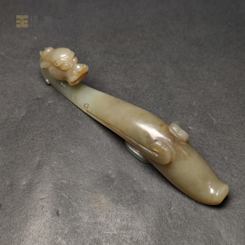 古玩雜項明代特殊龍紋—明末且末藍飛翼云龍紋帶鉤拍賣，當前價格18500元