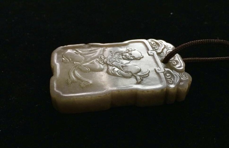 古玩玉器乾隆工清中期和田玉滿沁人物牌子拍賣,當前價格130000元